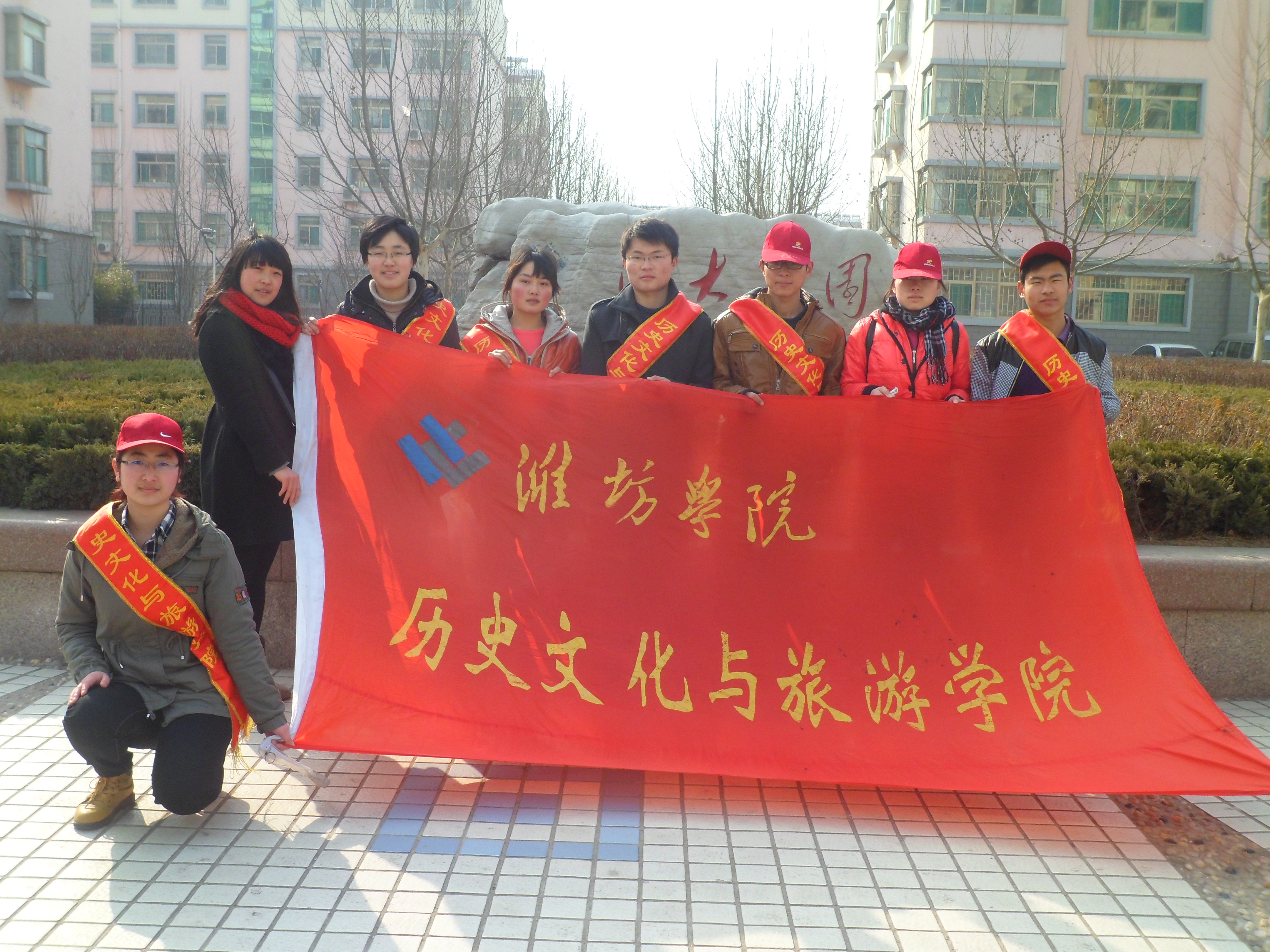 同学们利用寒假时间进行社区服务