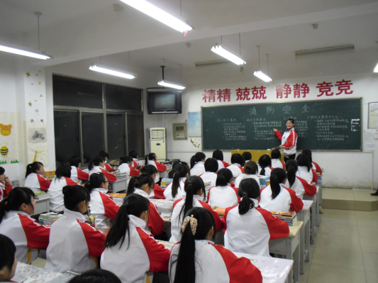图为学前一系学生在教室学习安全知识