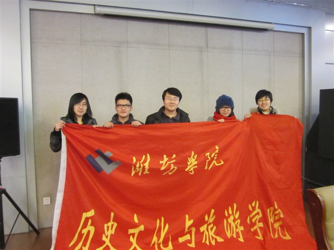 同学们在寿光蔬菜高科技示范园合影留念
